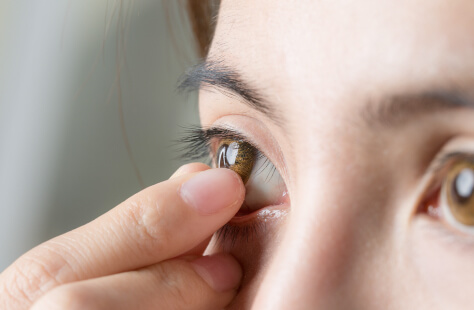 How to remove contact lense