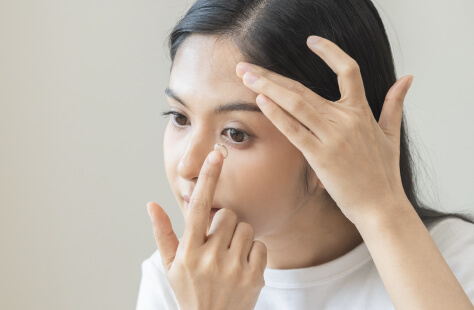 how to put in contact lense