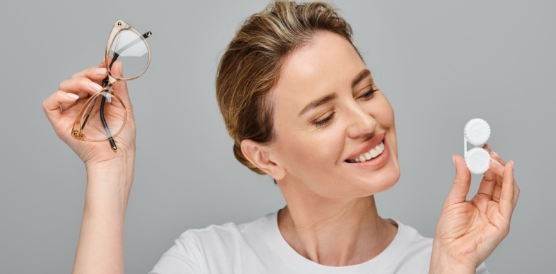 women choosing between glasses and contact lenses